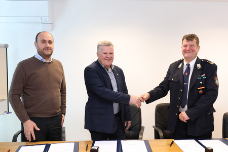 PODPIS POGODBE PGD CAJNARJE 09 FOTO LJUBO VUKELIČ